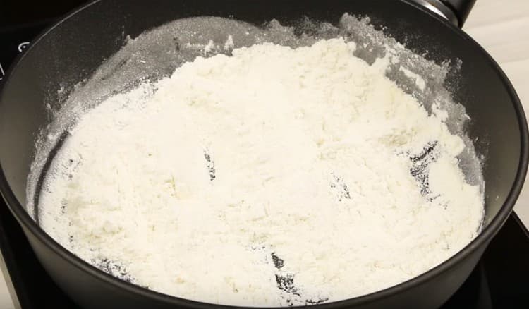 In a dry frying pan, fry the flour.