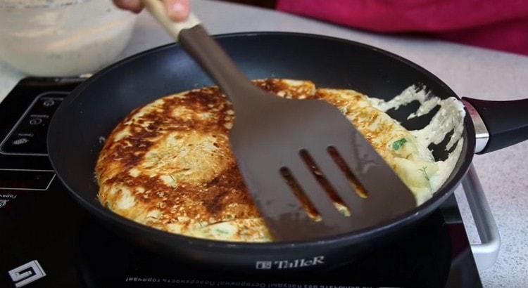 Turn khachapuri to the other side.