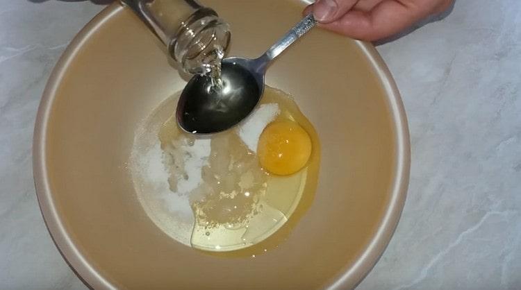 In an bowl, beat the egg, add vegetable oil, salt.