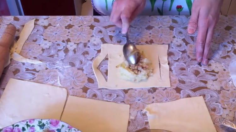 put the filling on the center of the workpiece.