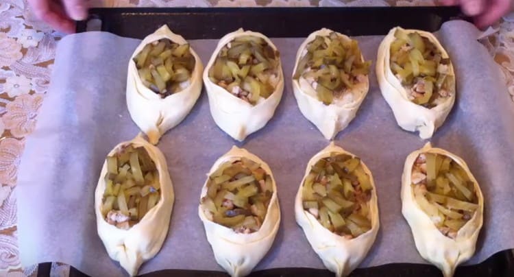 We spread the formed boats on a baking sheet.