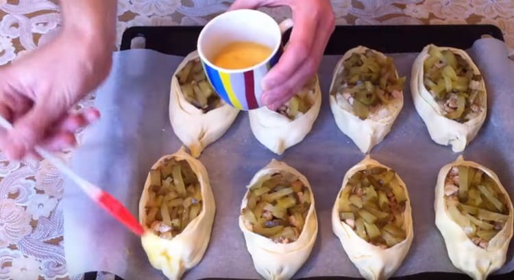 Before sending to the oven, grease the boat with a beaten egg.