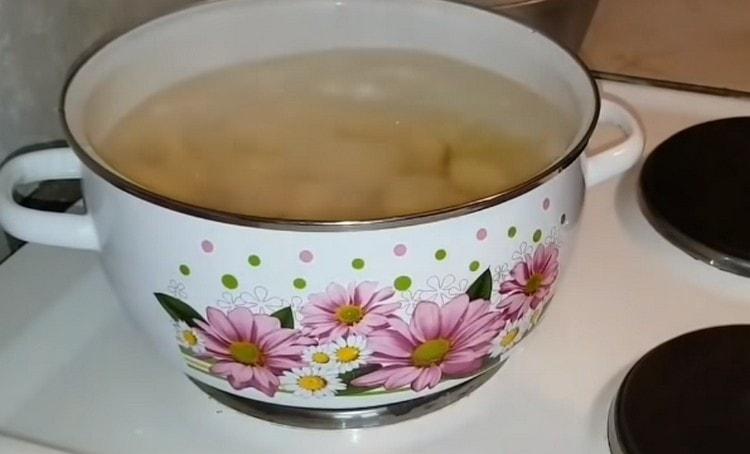 Cook the potatoes until cooked.