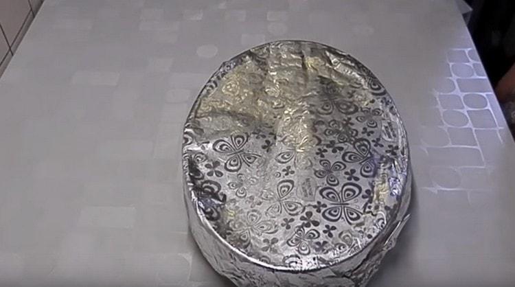 Cover the form with foil and send to the oven.