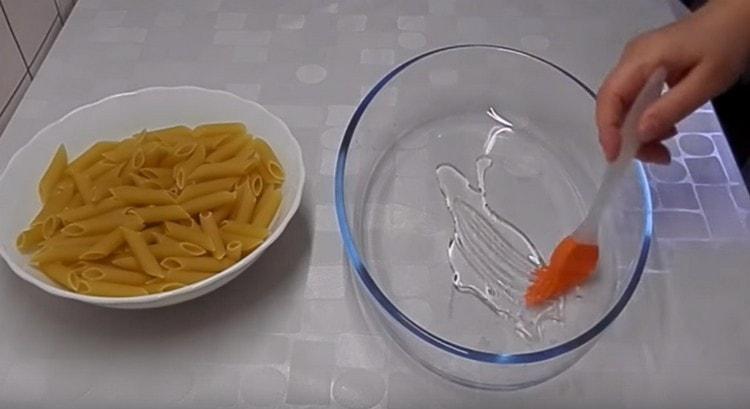 Lubricate the baking dish with vegetable oil.