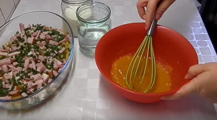 Beat eggs with spices.