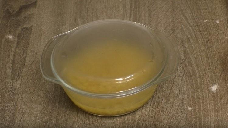 Cover the saucepan with pasta lid.