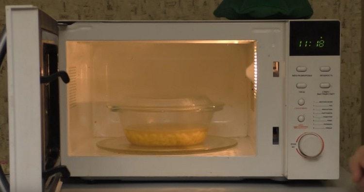 Put the container with pasta in the microwave.