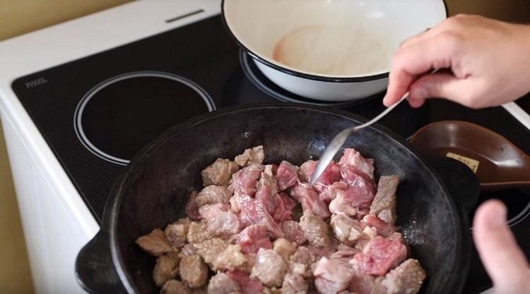 Put the sliced meat into a frying pan.