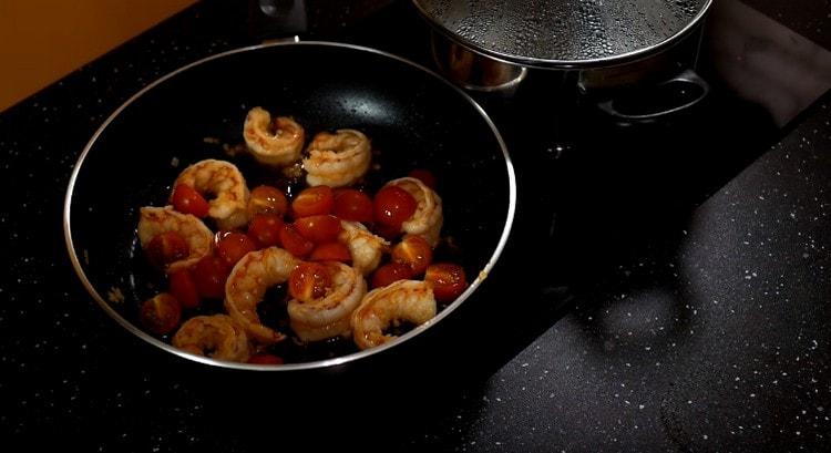 Add sliced ​​tomatoes.