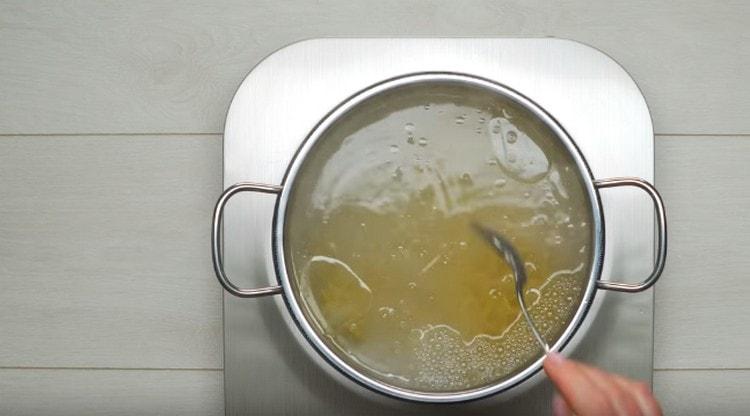 We put pasta to cook.