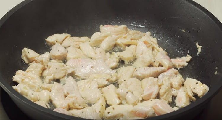 Add the chicken fillet to the garlic and fry.