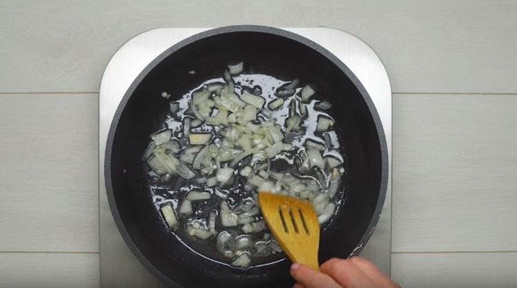 After removing the fillet from the pan, fry the onion on it.
