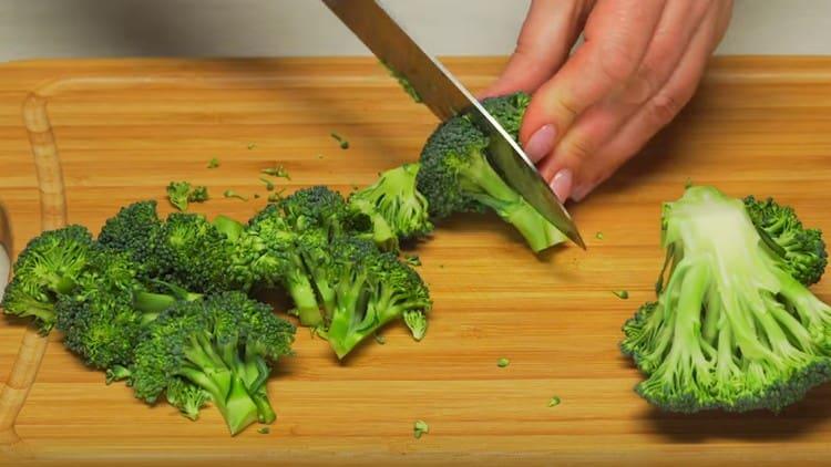 Divide into broccoli inflorescences.