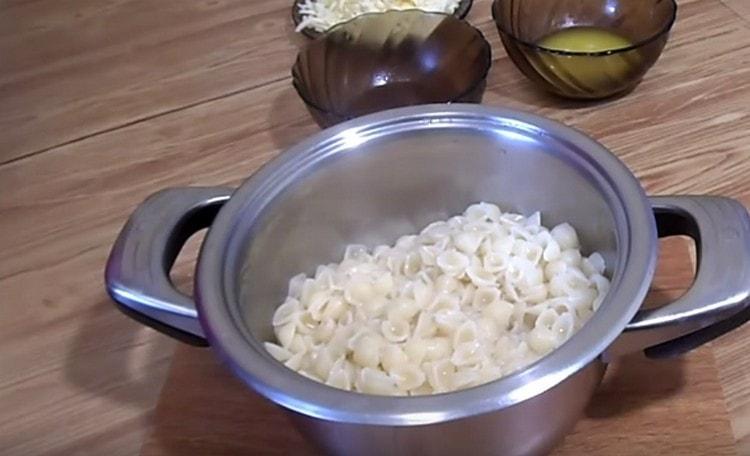 Drain the water from the pasta.