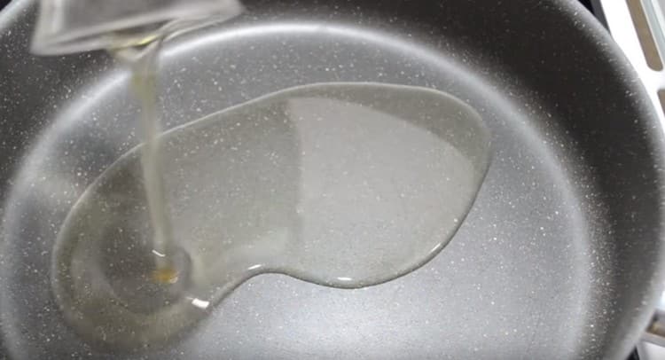 Pour olive oil into the pan.