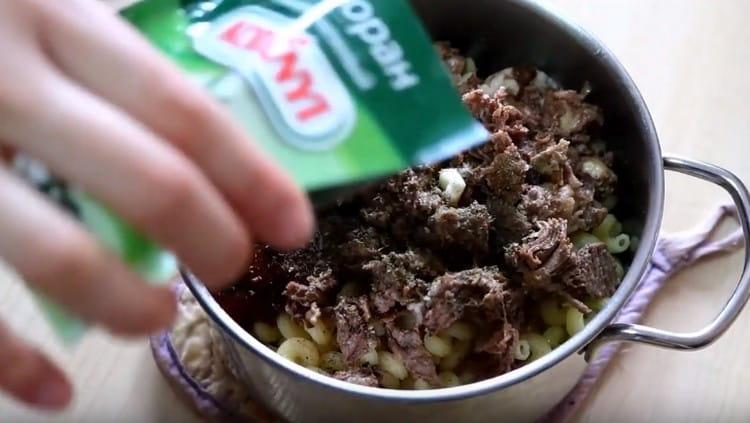 Sprinkle pasta with spices.