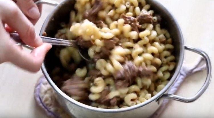 Thoroughly mix all the components of the dish.