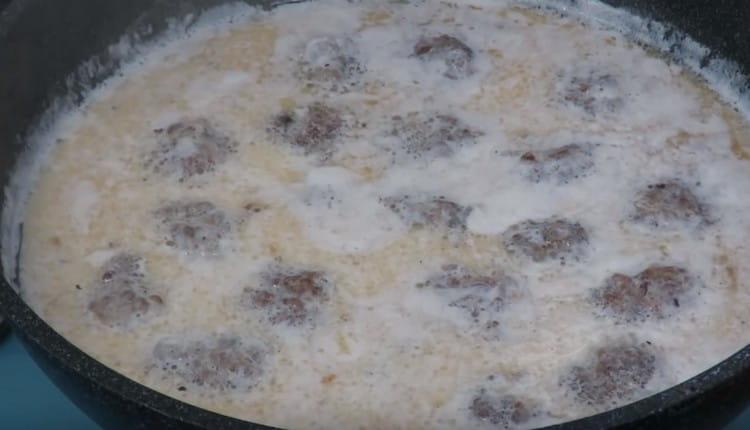 Stew gravy for a few more minutes.