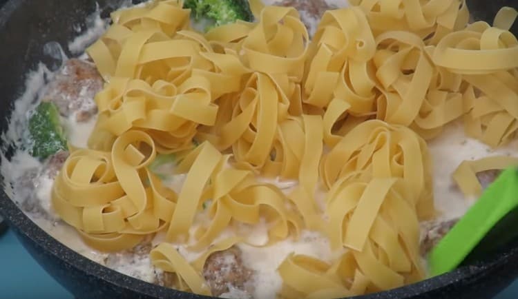 Spread pasta in the sauce.