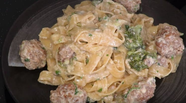 Here are such delicious pasta with meatballs turned out.
