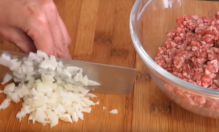 Grind the onion, add to the minced meat.