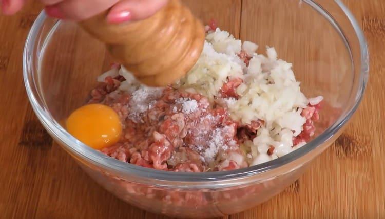 Salt and pepper minced meat.