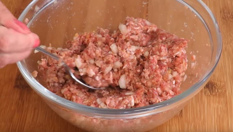 Mix the minced meat well.