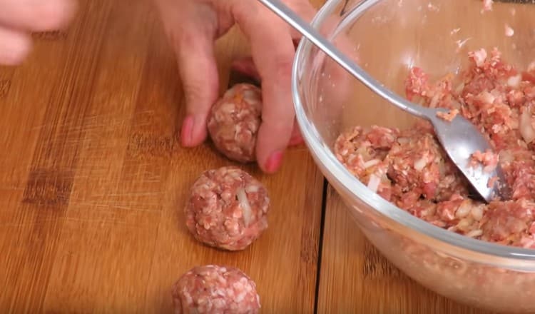 We form round meatballs.