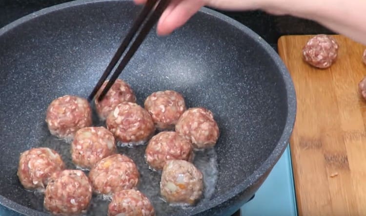 Fry meatballs on both sides in a pan.