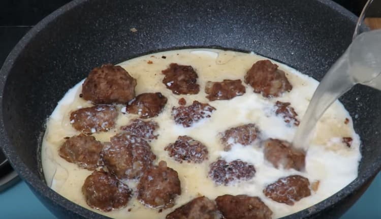 We add milk and water to the meatballs.