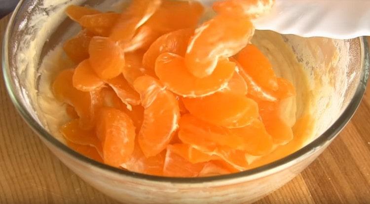 Add tangerines to the dough.