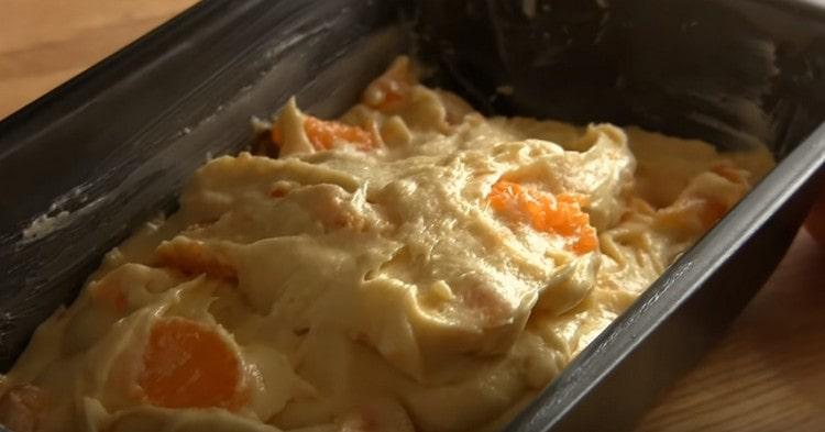 We spread the dough in a greased form.