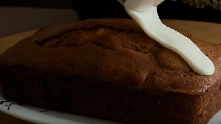 Lubricate the cupcake with the resulting white icing.