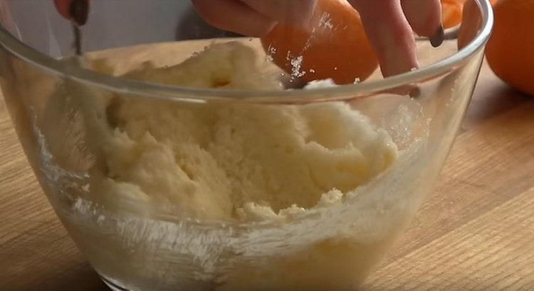 Adding sugar to the butter, grind this mass.