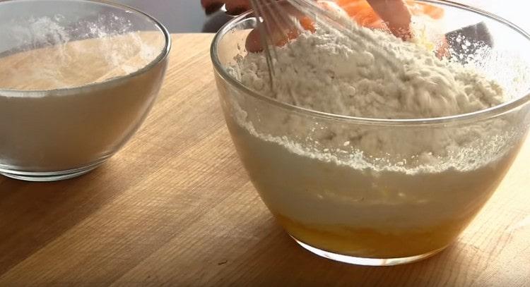 Combining the flour with a baking powder, we add it to the liquid components.