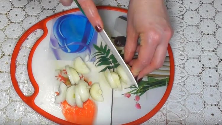 Peel and chop the onions in half rings.