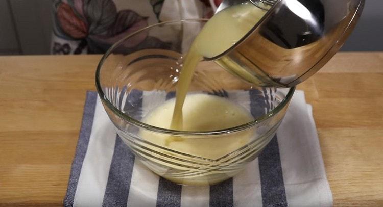 In the egg mass we introduce milk with honey.