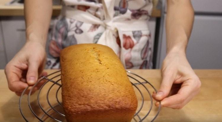 The cooled cupcake can be removed from the mold.