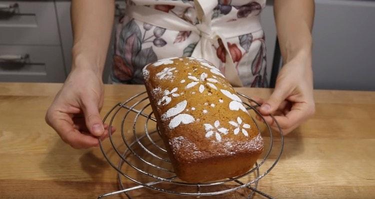 You can decorate a honey cake with powdered sugar using a special stencil.