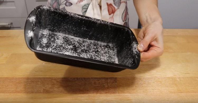 Sprinkle the form in which we will bake the cupcake.