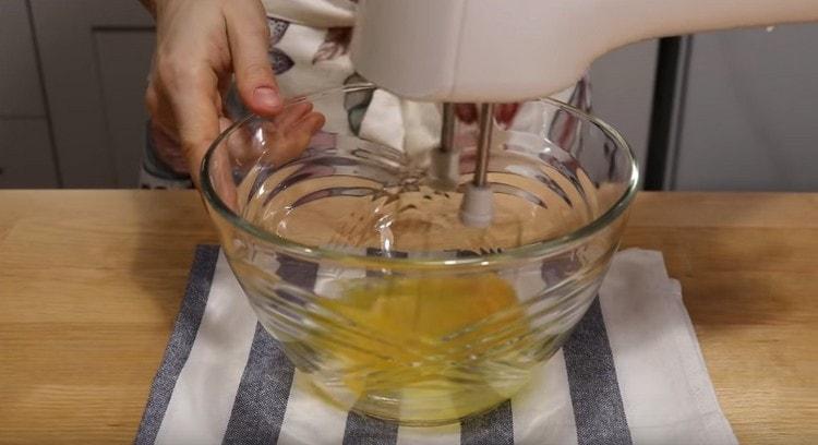 In a bowl, beat the egg with a mixer.