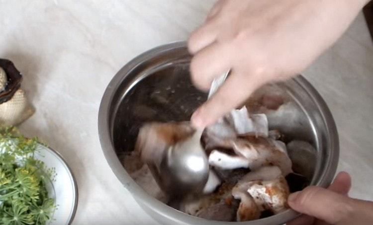 Mix the fish with spices.