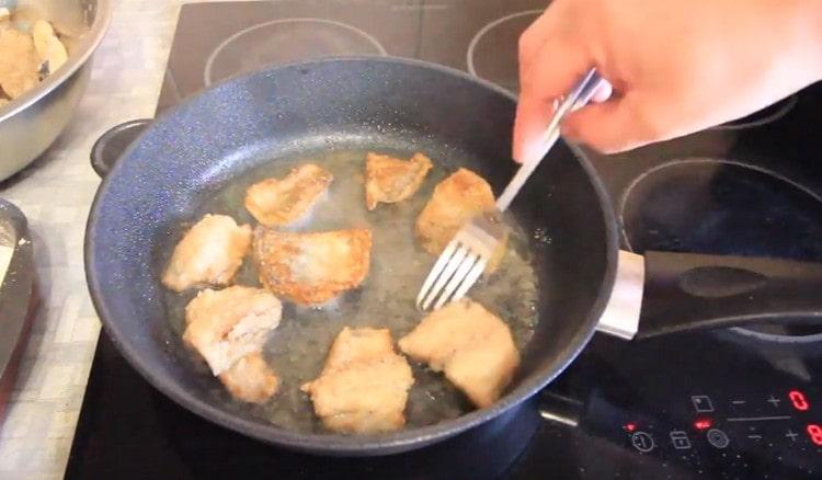 Fry the pollock slices on both sides.