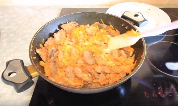 In almost ready-made vegetables, put the fish.