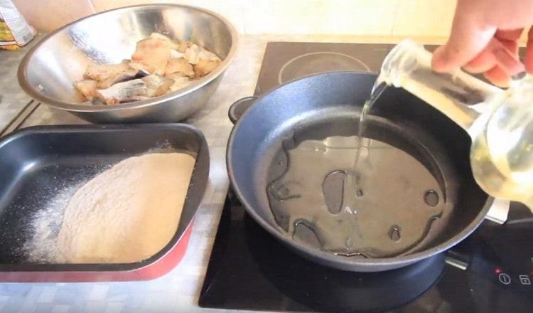 We put the frying pan on the fire, heat the vegetable oil in it.