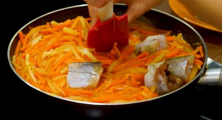 We spread pollock slices to vegetables.