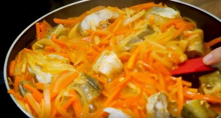 Turn over the pieces of pollock so that they are not stewed better.