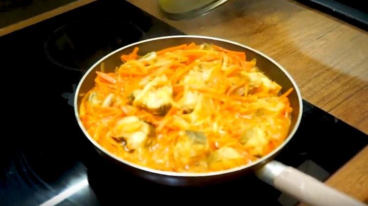 Pollock cooked under such a recipe is served chilled.