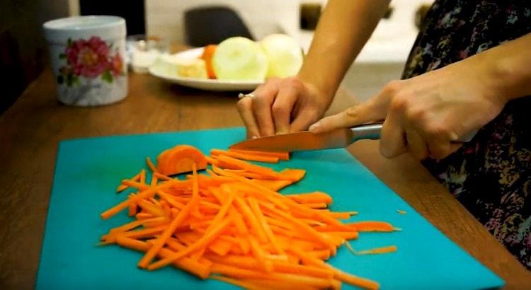 Cut the carrots into thin strips.